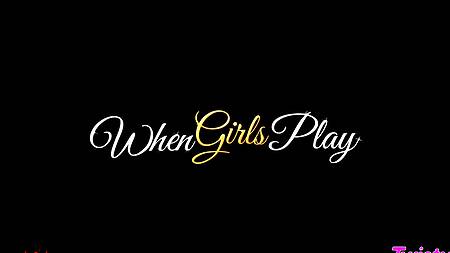 Принимает душ с рыжей подругой и страстно лижет её киску