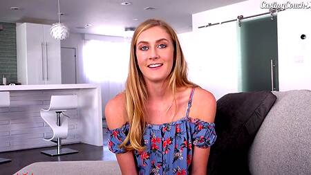 Девушка дает потрогать киску ещё в машине по дороге на кастинг