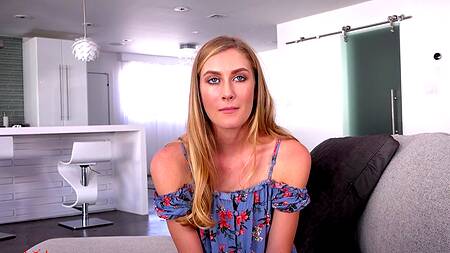 Девушка дает потрогать киску ещё в машине по дороге на кастинг