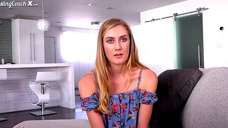 Девушка дает потрогать киску ещё в машине по дороге на кастинг