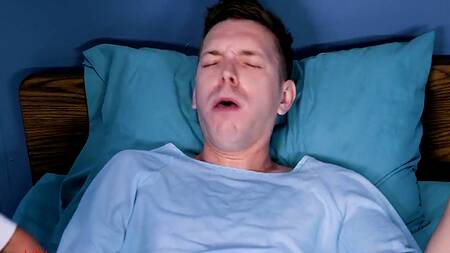 Медсестра лечит пациента жестким анальным сексом