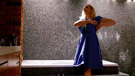 Мать рыжей девушки отсосала хуй под столом и спровоцировала ЖМЖ