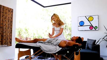 Негр хотел насладиться массажем, но трахнул блондинку