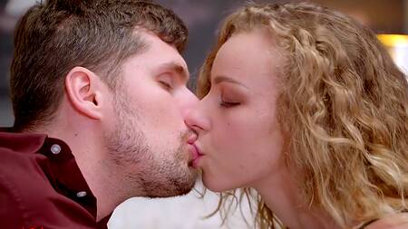 Кудрявая блонда показывает новое белье перед сексом