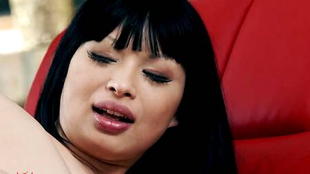 Нежный секс с красивой азиаткой в черных чулках