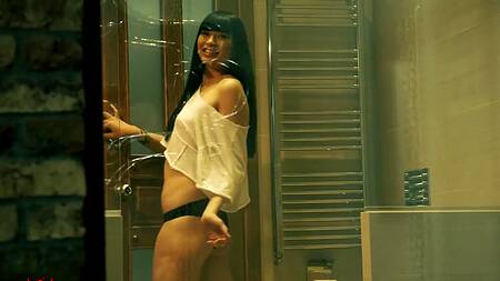 Нежный секс с красивой азиаткой в черных чулках