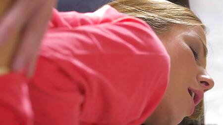 Расстегивает пижаму любимой и засовывает палец п попку