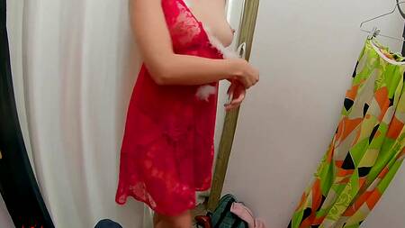 Продавец магазина трахнул покупательницу в примерочной