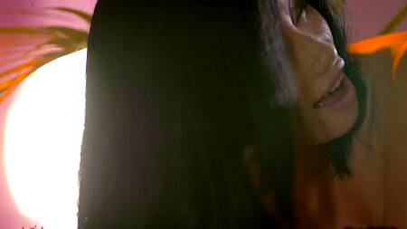 Режиссер фильма после съемок трахает красивую актрису