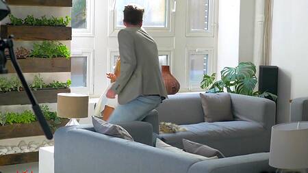 Режиссер фильма после съемок трахает красивую актрису