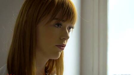 Режиссер фильма после съемок трахает красивую актрису