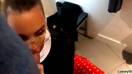 Русской телке захотелось секса в примерочной