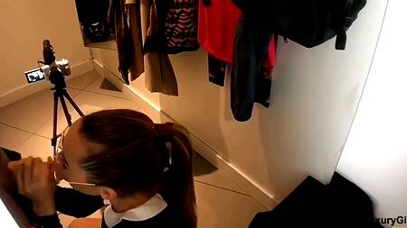 Русской телке захотелось секса в примерочной