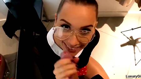 Русской телке захотелось секса в примерочной