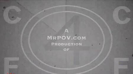 Худая блондинка заманивает в спальню, желая секса