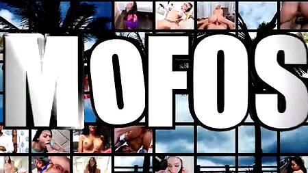 Трахнул худенькую падчерицу, узнав что она вебкамщица