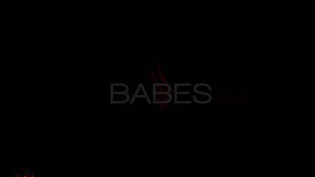 Тренер разрывает лосины и трахает худышку в попку