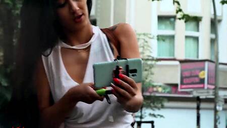 Уборщик хостела становится свидетелем мастурбации девушки