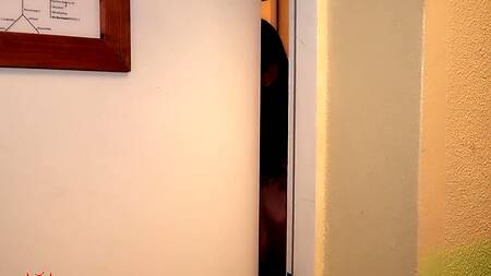 Уборщик хостела становится свидетелем мастурбации девушки