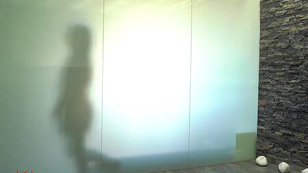 Худышка после душа наслаждается языком и членом парня