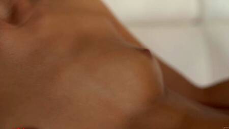 Худышка после душа наслаждается языком и членом парня