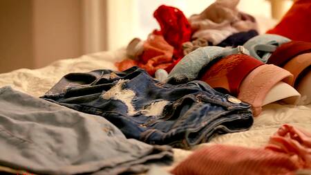 Стеснительная худышка предлагает негру секс