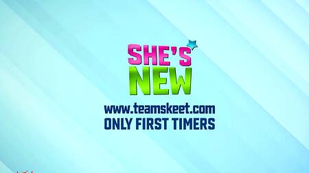 Улыбчивая милашка дрочит хуй ножками перед сексом