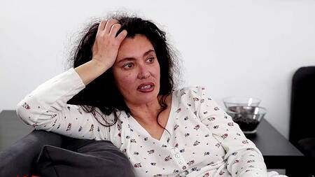 Мать смотрит телик, а дочка страстно трахается с парнем рядом