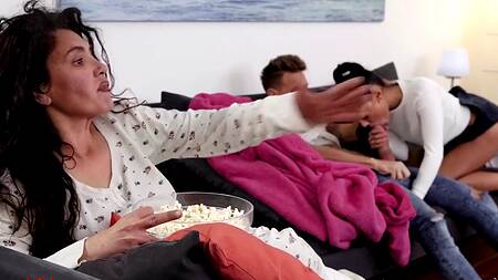 Мать смотрит телик, а дочка страстно трахается с парнем рядом