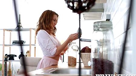 Отвлекает девушку от приготовления обеда и лижет киску на кухне