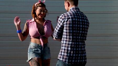 Милфа предлагает фотографу отвлечься на анальный секс