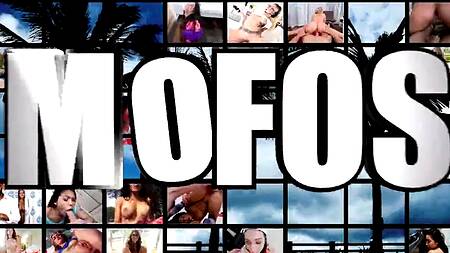 Подсматривает за чернокожей подругой и трахает её