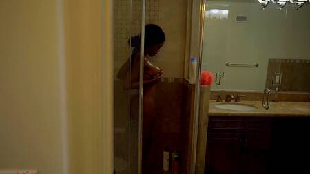 Подсматривает за чернокожей подругой и трахает её