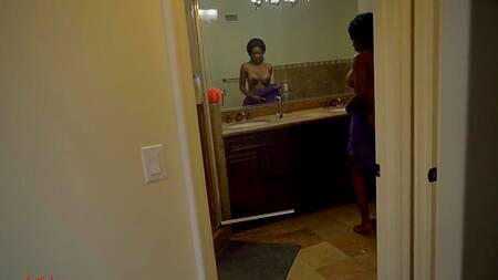 Подсматривает за чернокожей подругой и трахает её