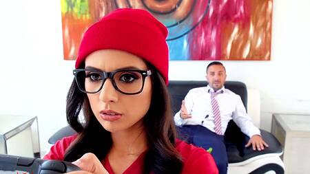 Спортсменка в очках завязывает мужику руки и садится на его член