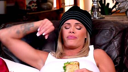 Помыл блондинку и трахнул её в попку