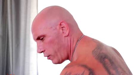 Полицейский после работы трахает рыжую жену