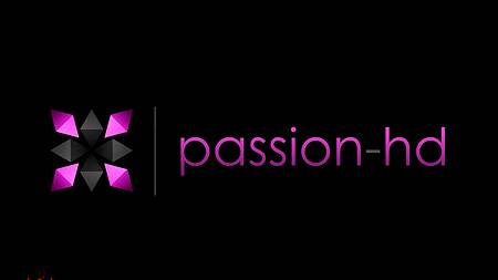 Красотка соблазняет на секс, показывая идеальное тело