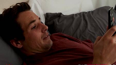 Сводная сестра не знала, что сбрасывает нюдсы брату