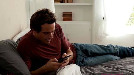 Сводная сестра не знала, что сбрасывает нюдсы брату