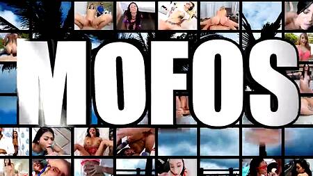 Ест суши с голого тела блондинки и трахает её на столе