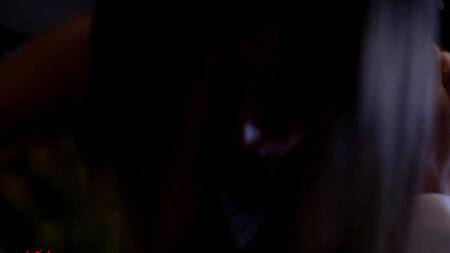 Красотка трахается в машине перед поездкой в ресторан