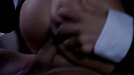 Красотка трахается в машине перед поездкой в ресторан