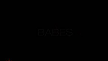 Болельщице надоедает смотреть игру, она ебется с другом парня