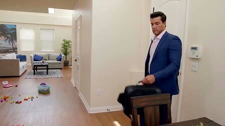 Няня в короткой юбке возбудила мужика