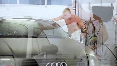 Парень моет машину и трахает телку на капоте