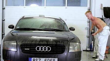 Парень моет машину и трахает телку на капоте