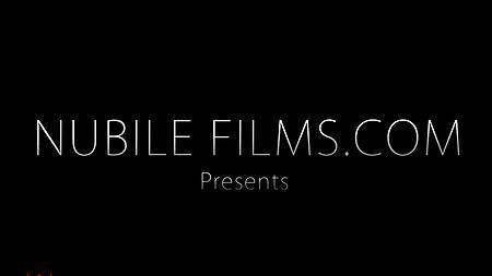 Упругая попка красавицы возбуждает парня