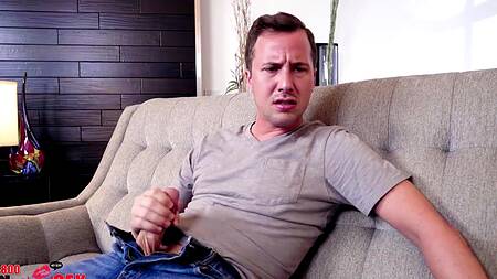 Приглашает к себе в гости работницу секса по телефону