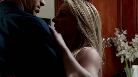 Должен был кончить в киску, но спустил сперму на лицо